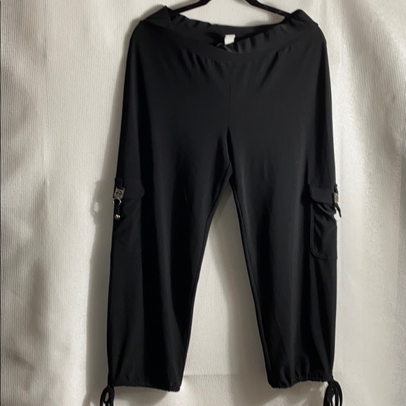 BLACK HOUSE /WHITE MARKET BLACK CAPRI’S - Picture 1 of 8